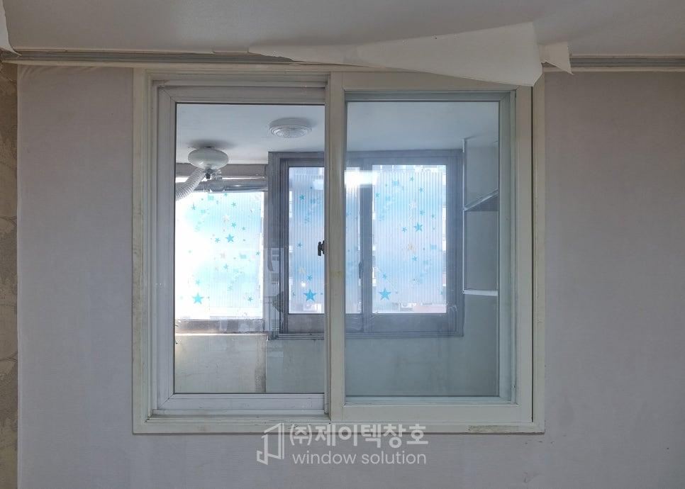 배관 위치를 고려하며 세밀하게 작업 중인 창호 구간