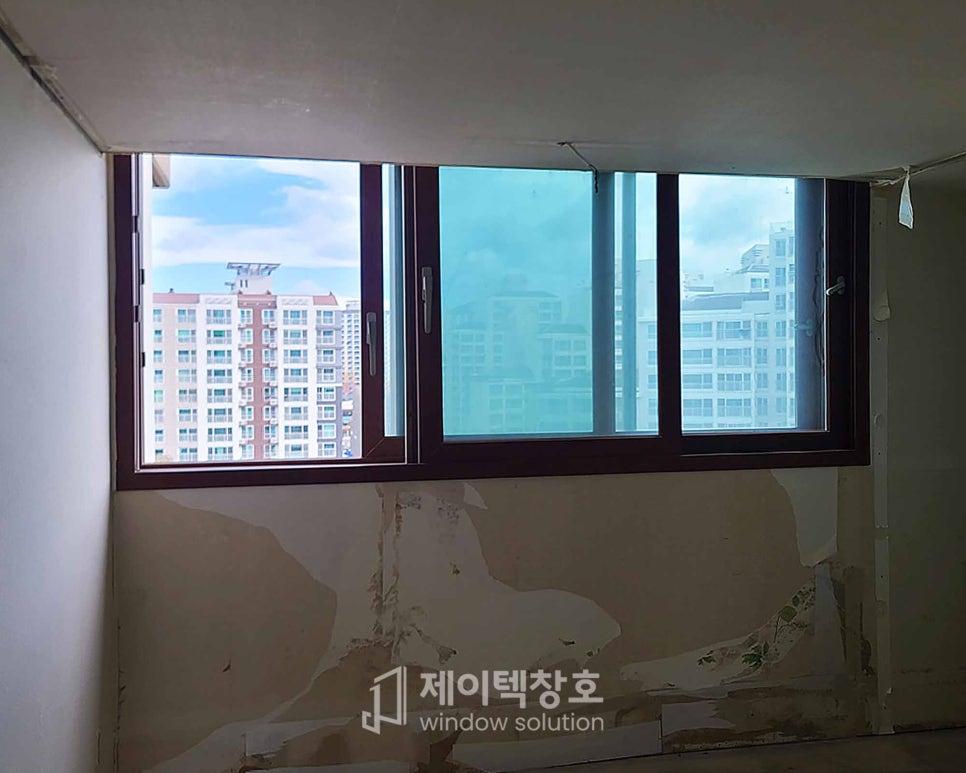 마감 전 벽면의 거친 면들이 드러난 창호 시공 현장