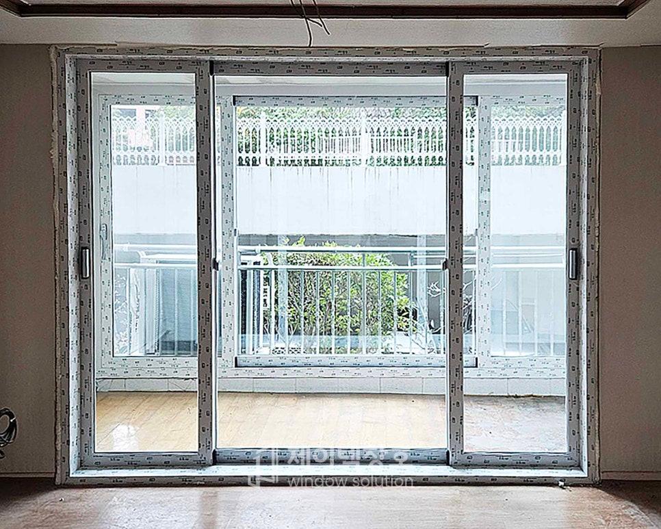 화이트 마감 전의 창호 프레임 근접 샷