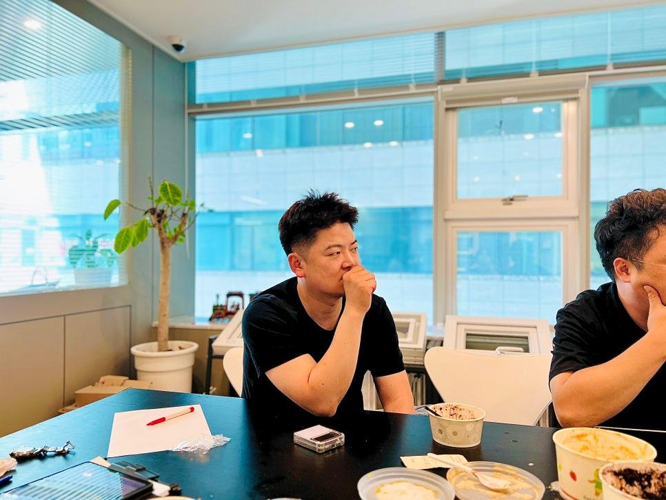 기기를 활용해 세부 사항을 점검하는 모습