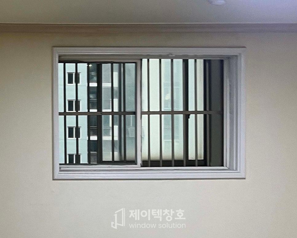 검은색 금속 방수망이 설치된 창호 내부 모습