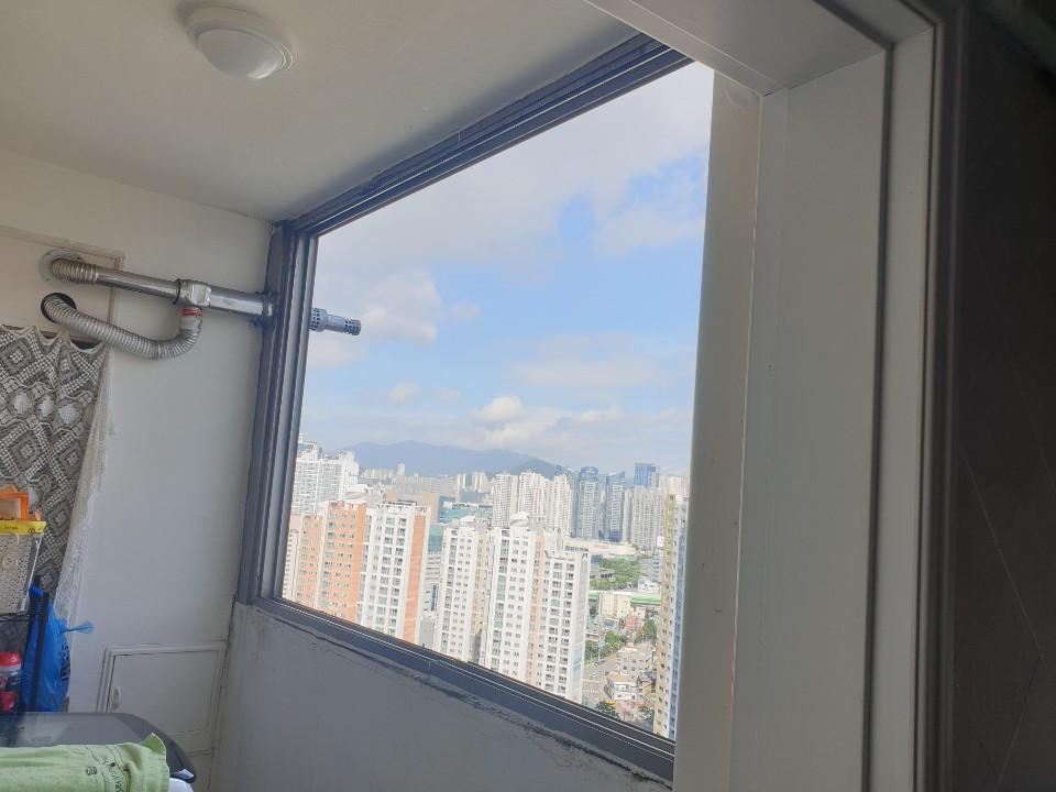 도시 풍경이 보이는 창호 프레임과 실내 배관