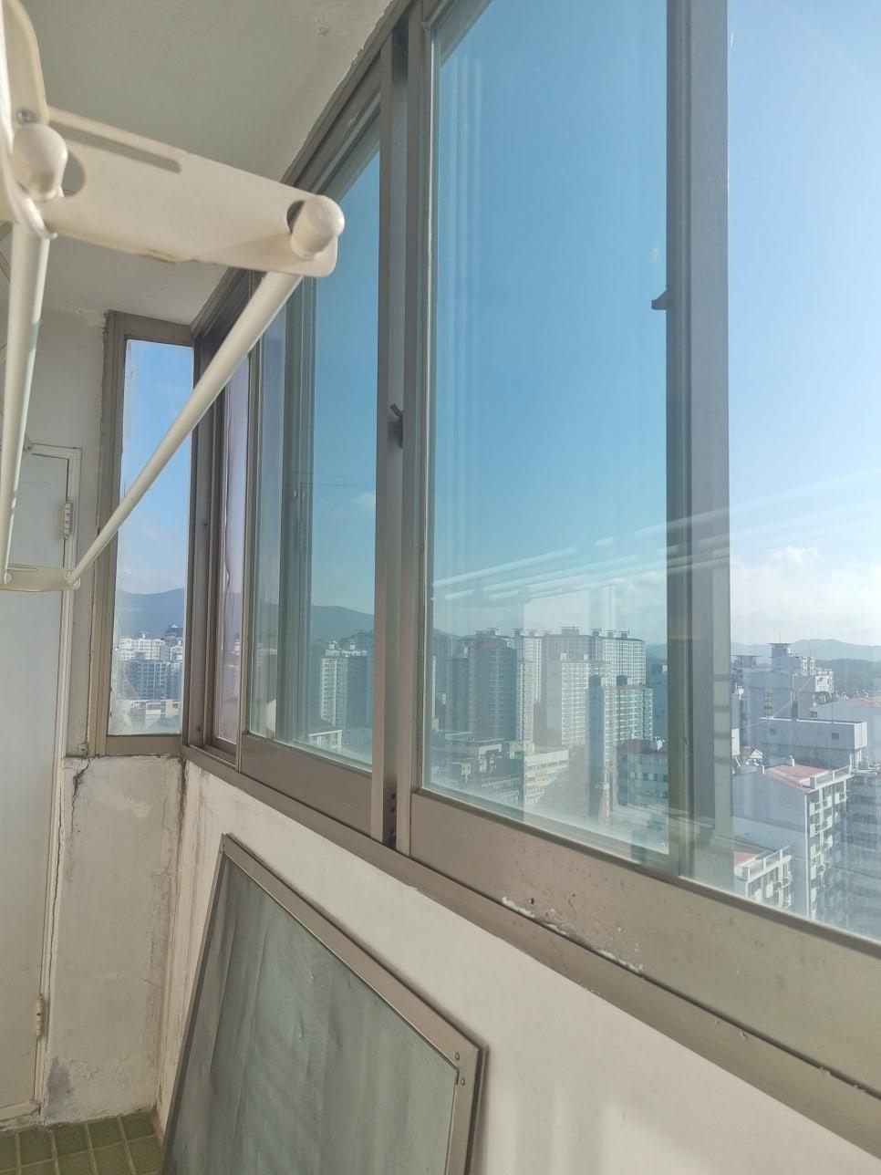 외부 풍경과 맞닿은 창호 프레임 근접샷