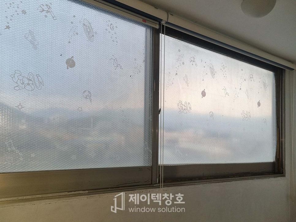 우주 패턴이 들어간 투명 창호의 디테일