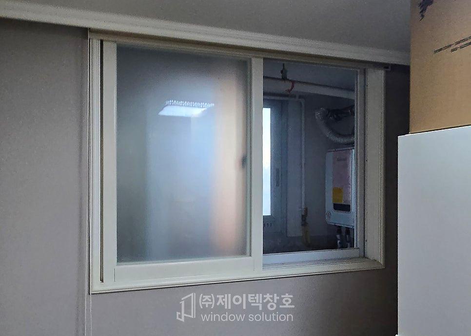 화이트 프레임과 회색 벽면의 깔끔한 조화