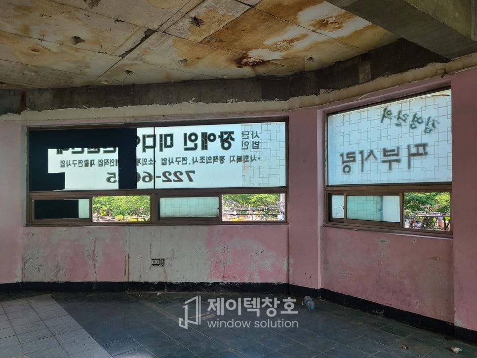 보호 필름이 붙은 유리 패널들이 설치된 공간