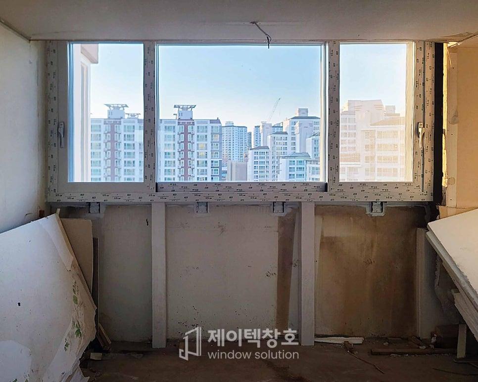 하부 콘크리트 층 위에 안정적으로 안착된 샷시 프레임