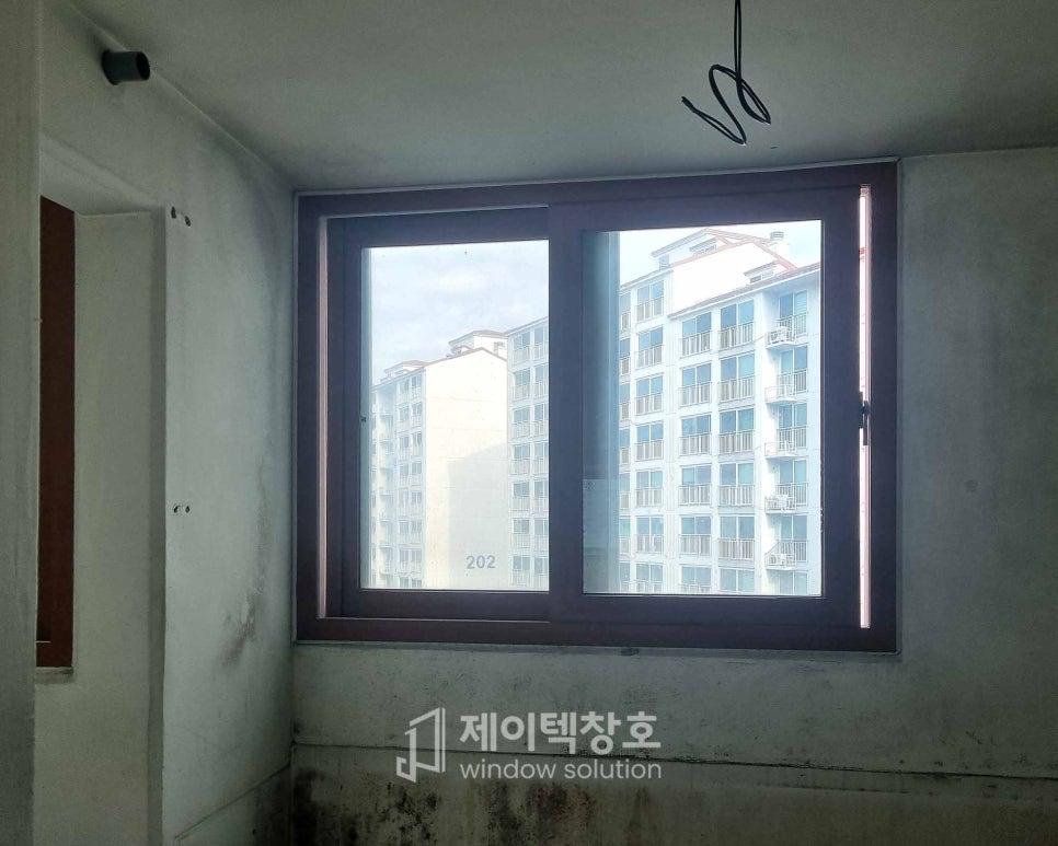 우레탄폼 작업 전 전선이 노출된 창호 설치 공간
