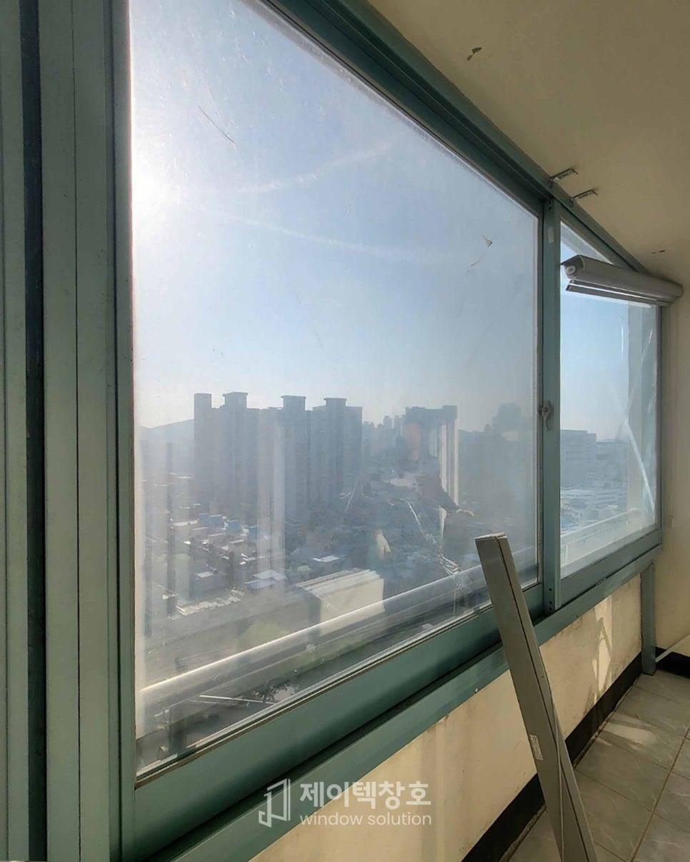 녹색 테두리 프레임과 베이지색 벽면