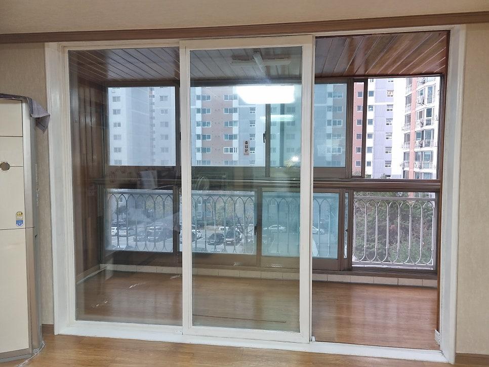 목재 바닥 발코니로 연결되는 슬라이딩 도어