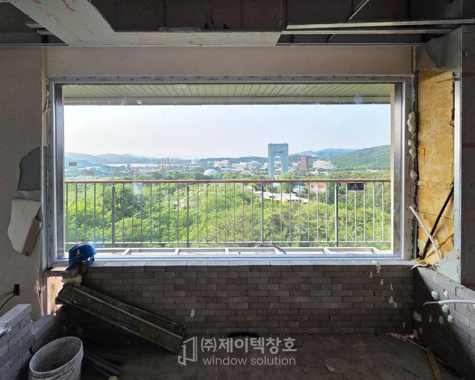 벽면 마감 전 단계에서 설치가 완료된 블랙 프레임 창호