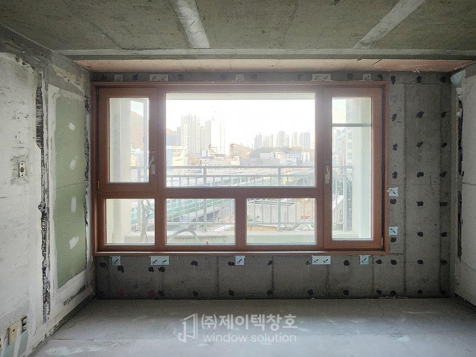 개방감을 위해 통창 구조로 설계된 모습