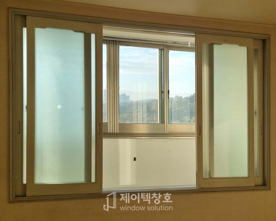 실내 창호의 프레임과 유리 패널이 맞물린 상태