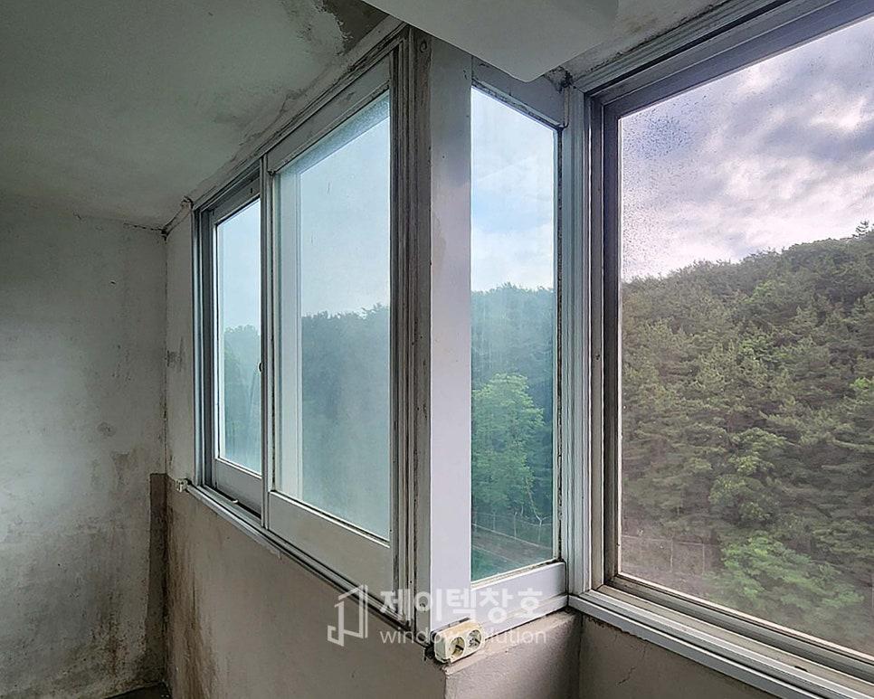산과 나무가 보이는 다분할 유리창