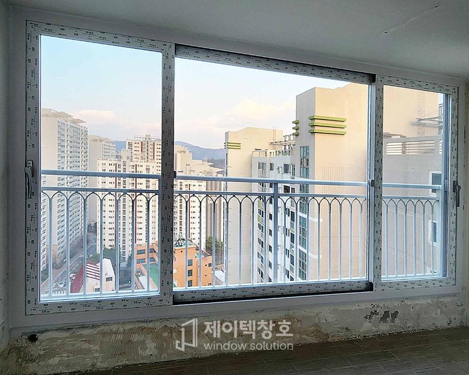 흰색 금속 레일이 설치된 발코니 창호 근접 샷