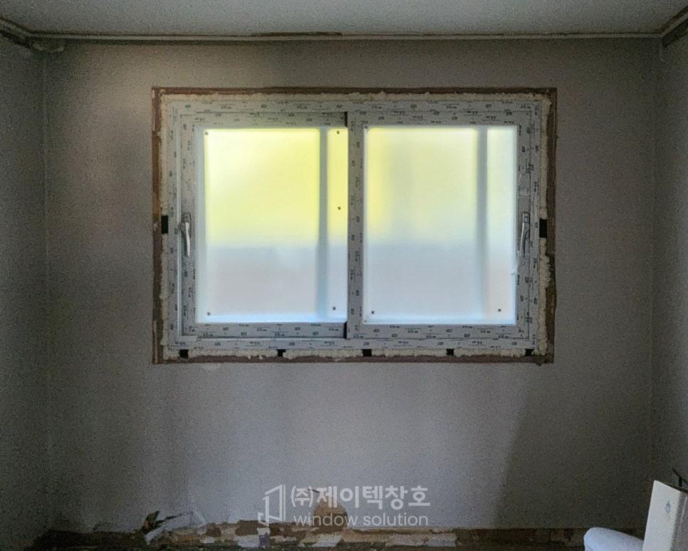 정교한 시공이 진행되는 창호 주변 구조물