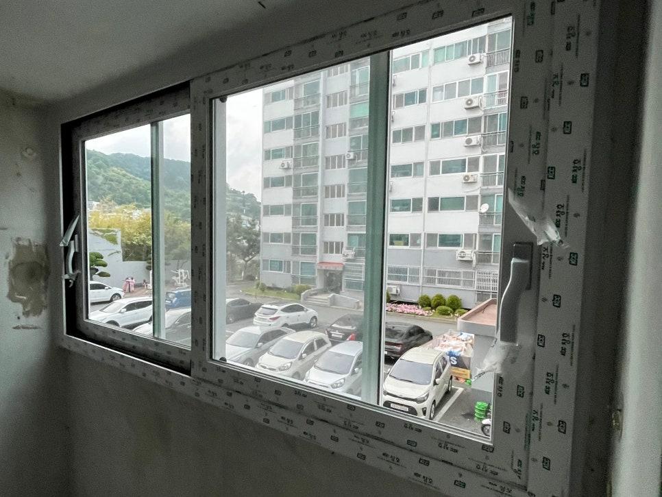 실내에서 바라본 창호와 외부 건물 풍경