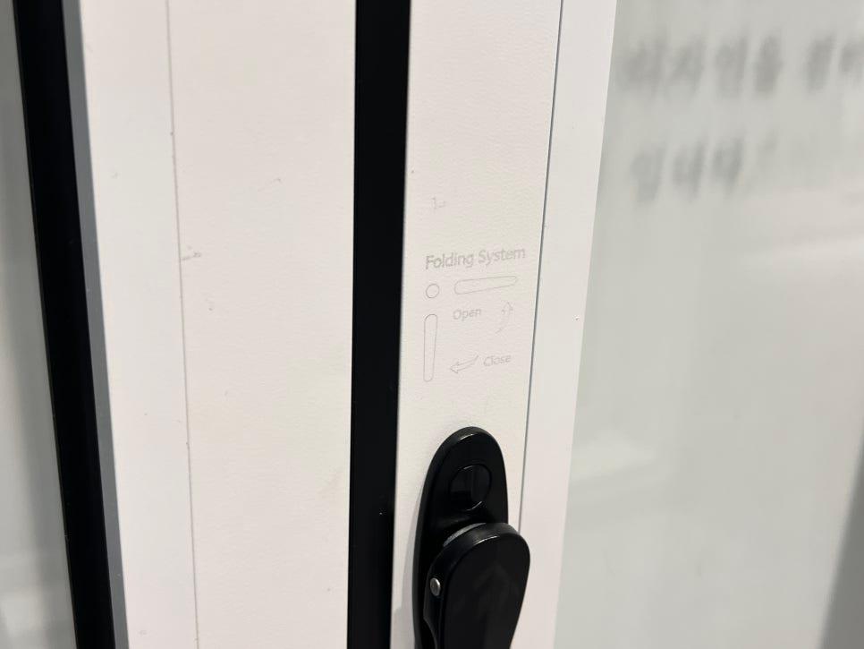 Folding System 표시와 검은색 손잡이가 있는 문