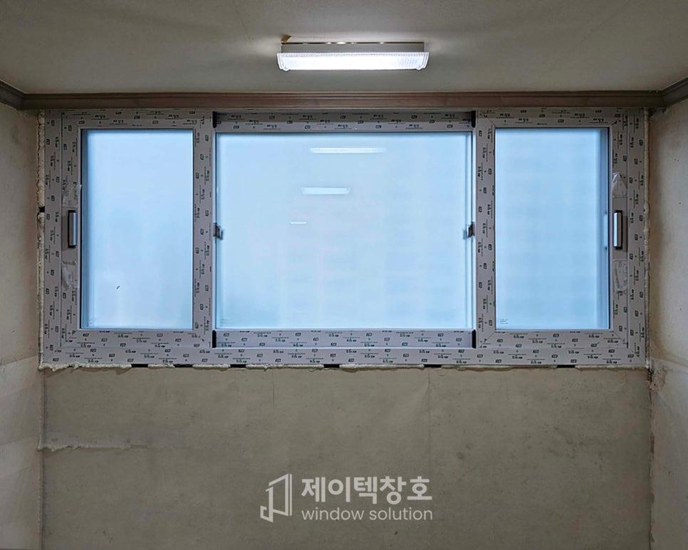 벽체와 맞닿아 설치된 창호 프레임의 접합부