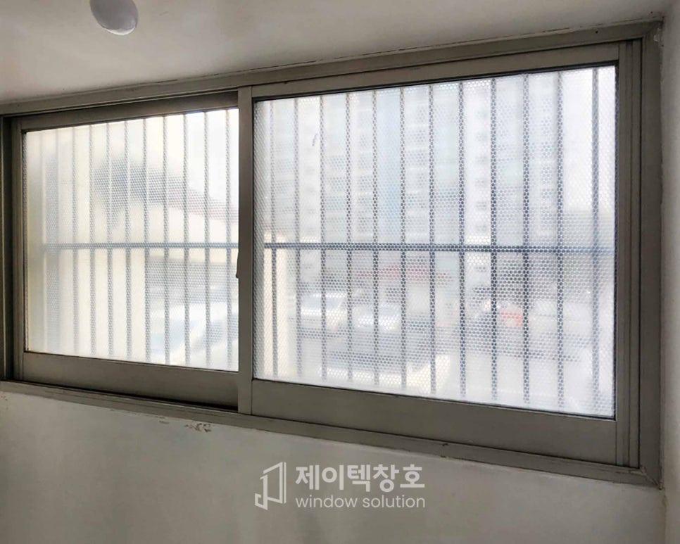 보호 필름이 부착된 회색 창호 프레임 근접샷