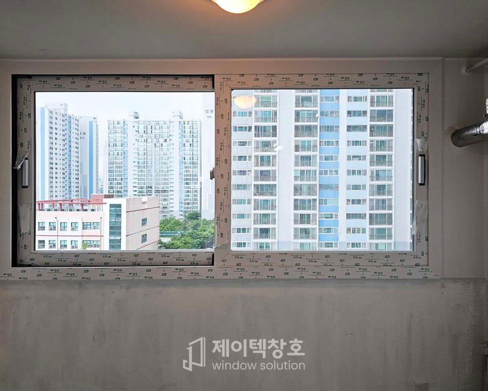 외부 건물 뷰가 보이는 열린 PVC 창호 프레임