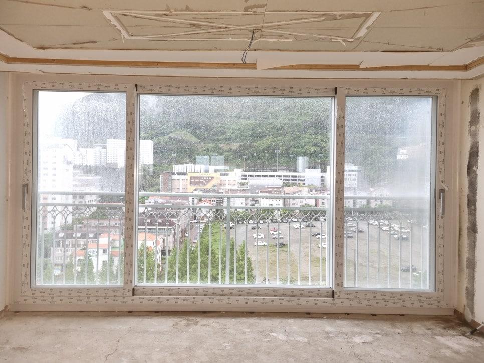 천장 마감 전 바닥이 빈 상태에서 진행 중인 창호 작업
