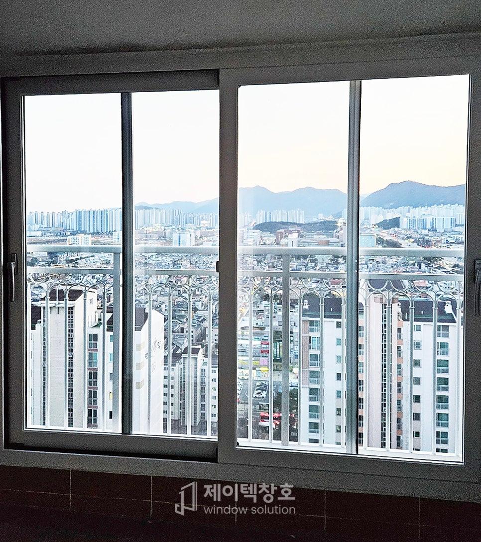 도시 풍경이 보이는 창호 프레임 근접 샷