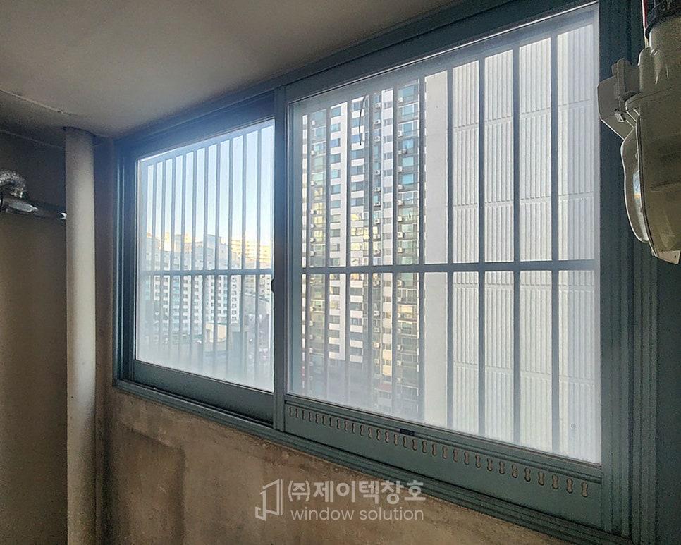 투명 블라인드로 완성된 평온한 실내 분위기