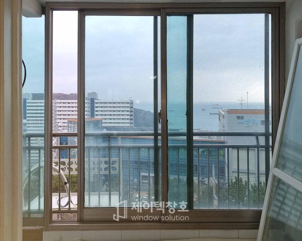 외부 풍경이 보이는 창호 프레임의 근접 모습