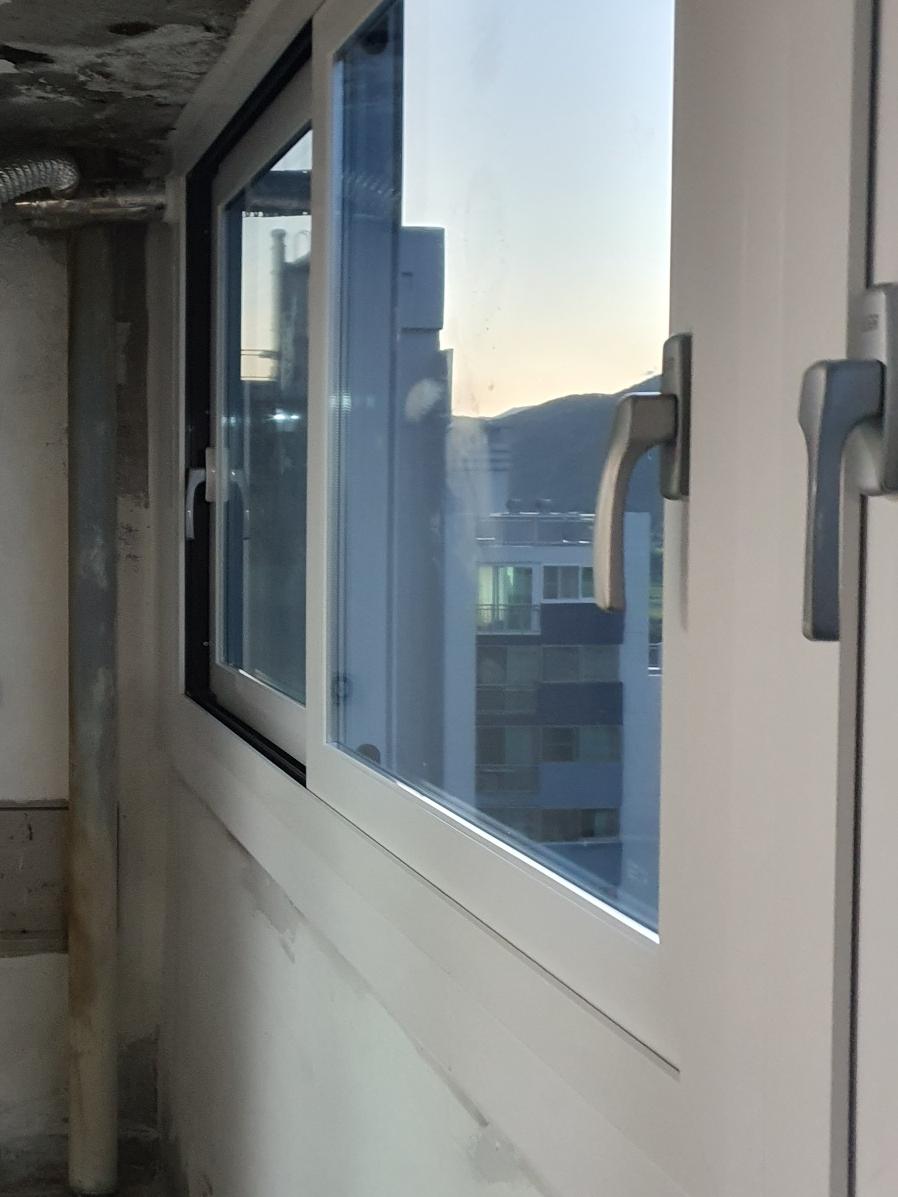 흰색 프레임과 유리 패널이 결합된 근접 모습