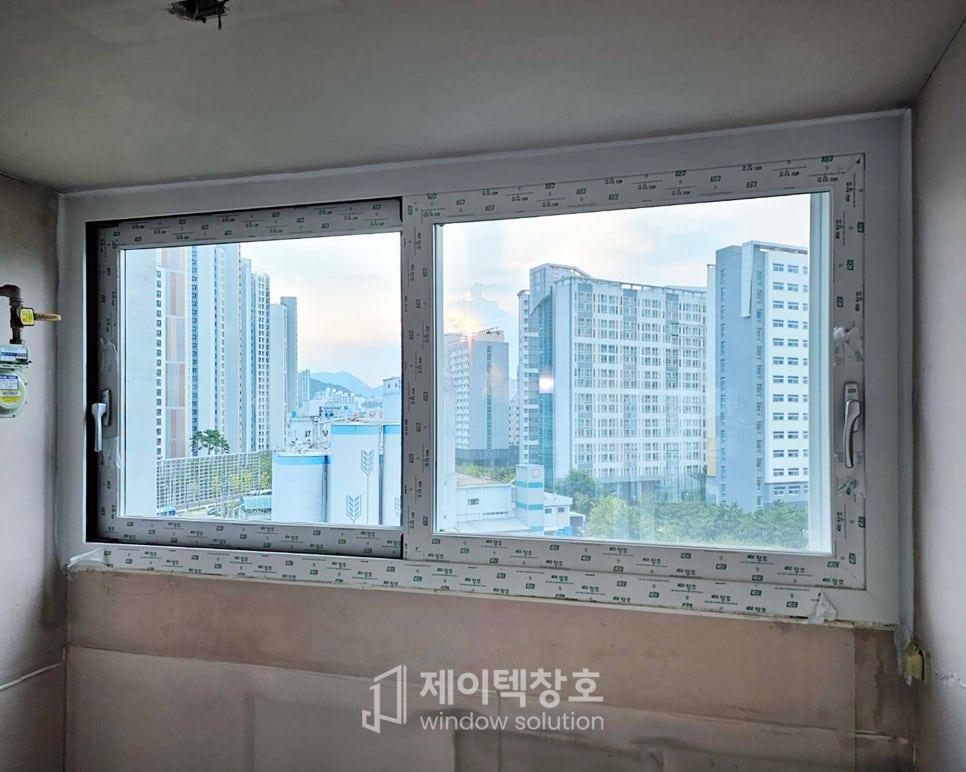 측정 마킹이 남겨진 창호 프레임의 마감 전 모습