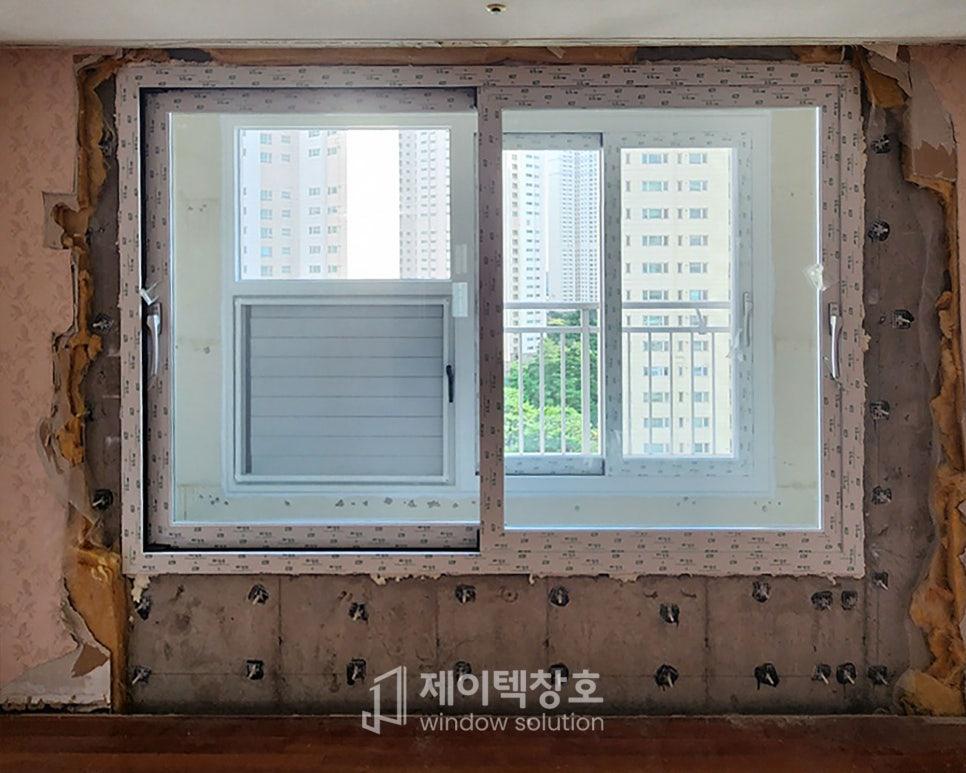 노출된 벽면과 창호 프레임의 수평을 맞추는 시공 단계