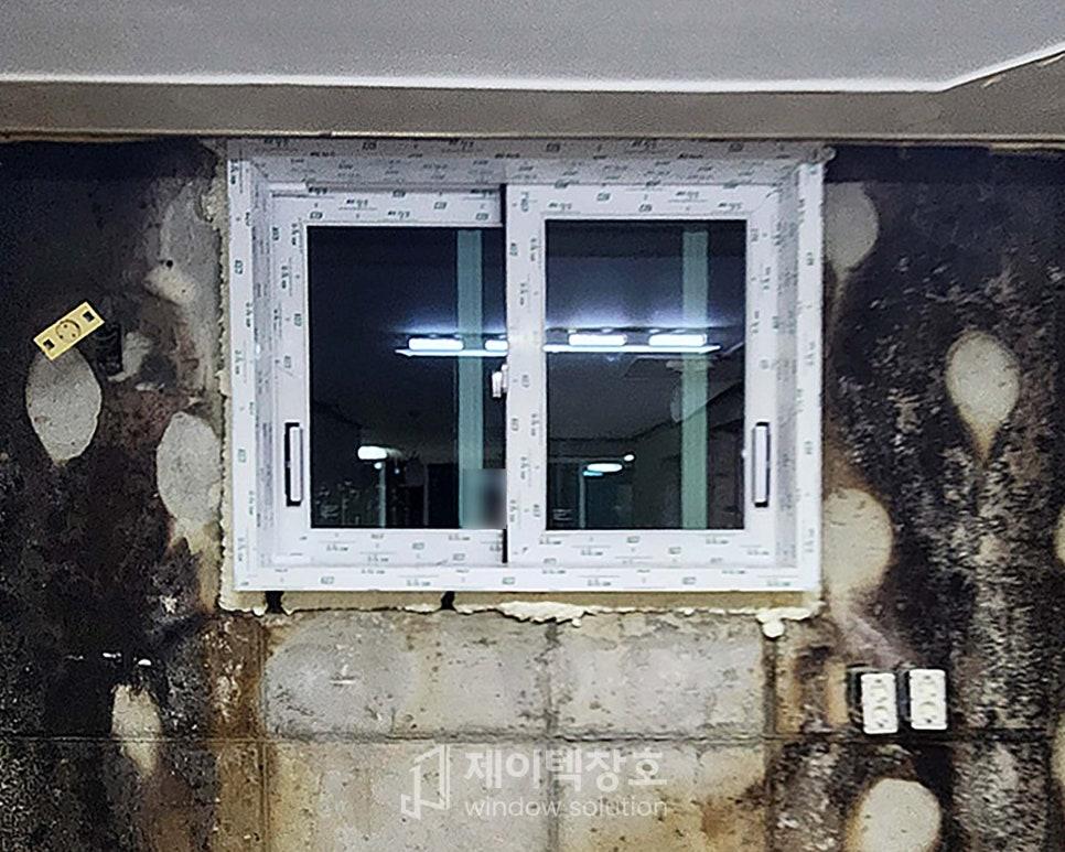 흰색 프레임의 접합부와 유리 패널 근접 모습