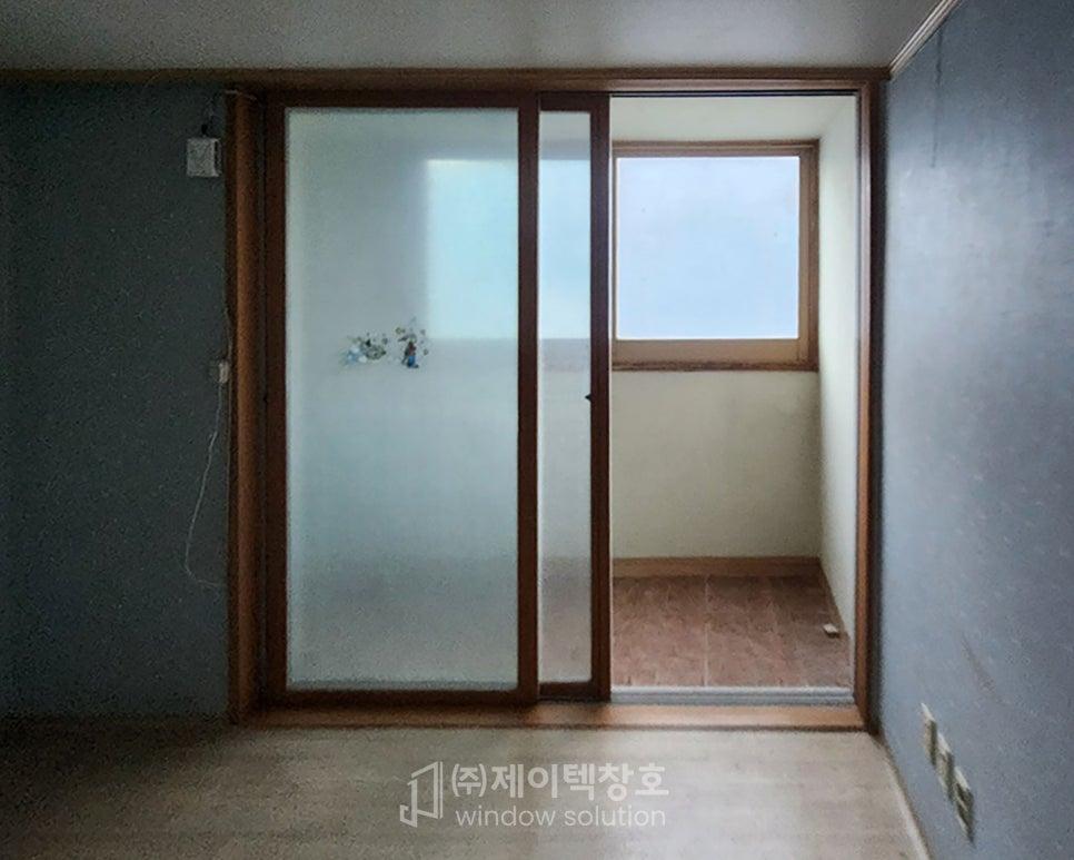 목재 프레임 도어가 설치 중인 실내 공간