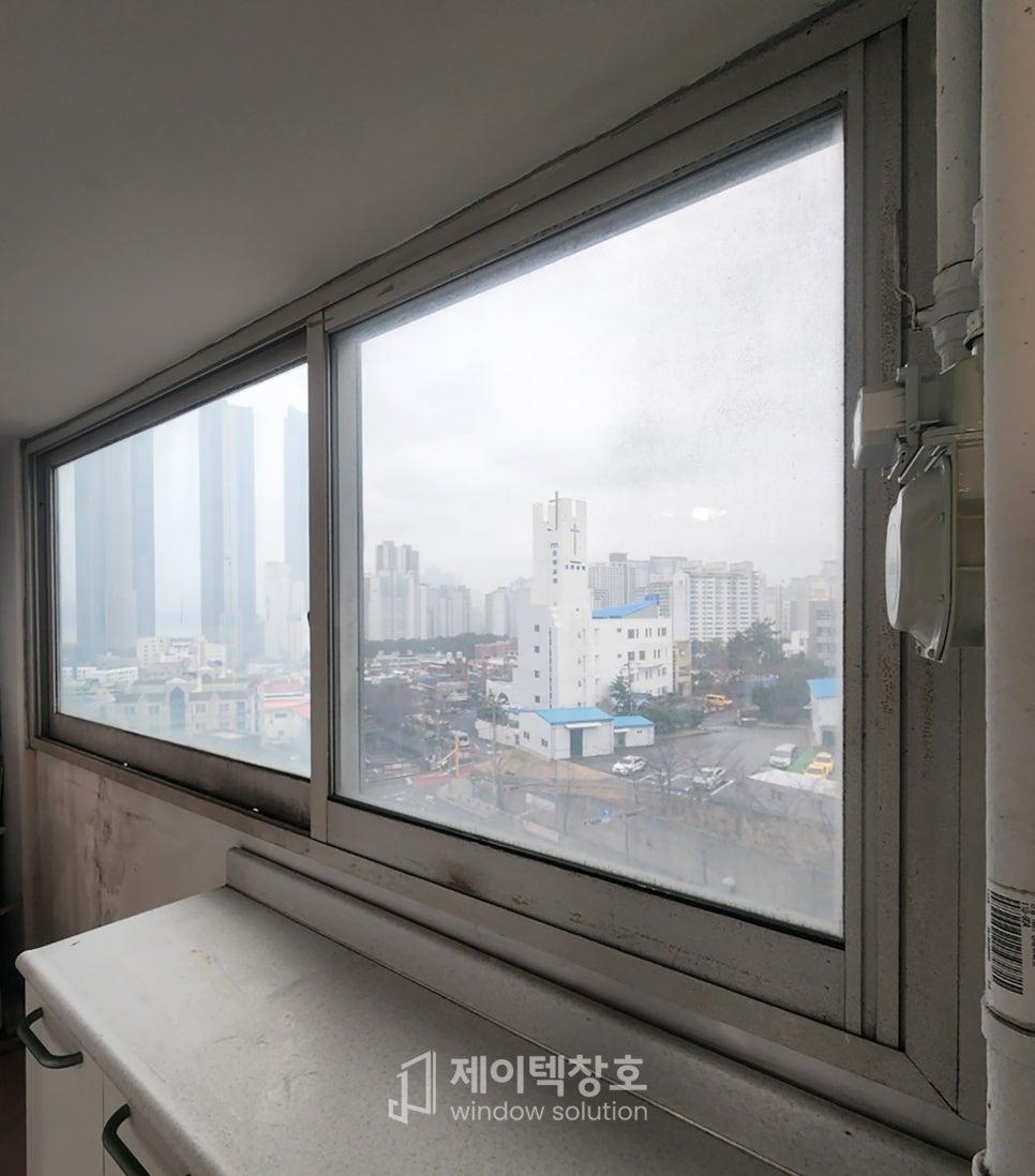 도시 풍경이 보이는 창틀과 상판의 근접 모습
