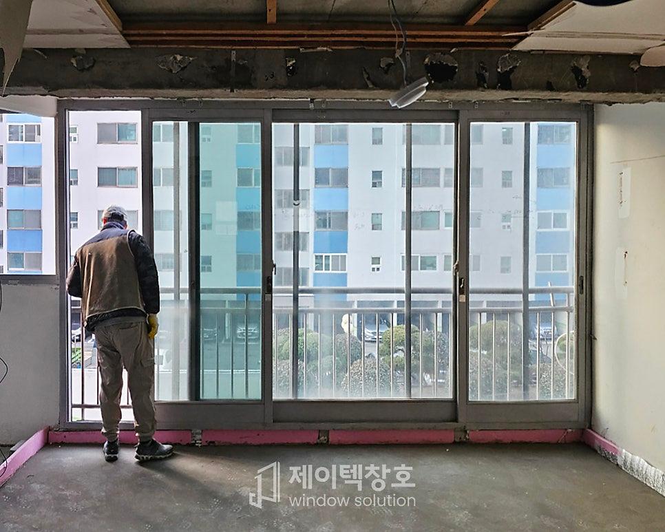 마감 전 상태의 거실 창호 시공 현장