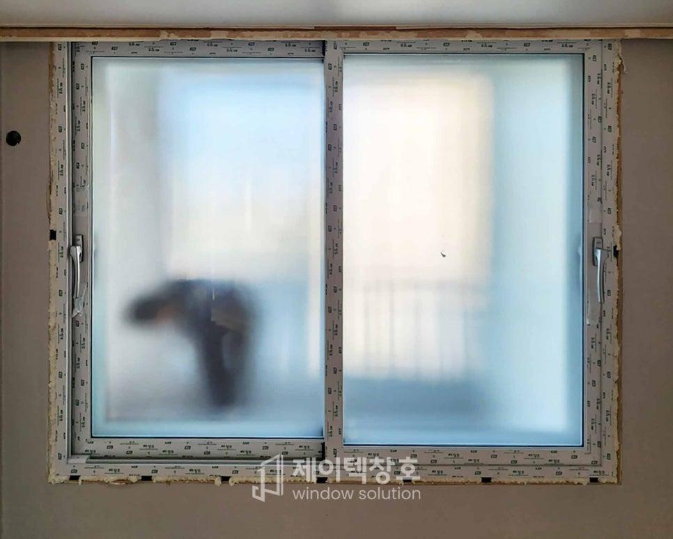 유리 패널과 프레임이 보이는 창호 근접 촬영