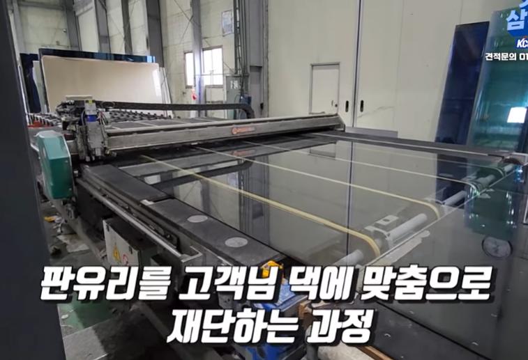소형 도구와 기기가 보이는 시공 장면