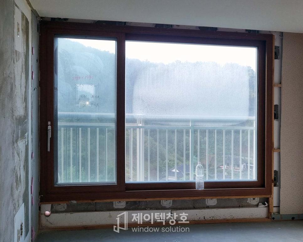 마감 전 벽면과 창호 유리에 적힌 가이드라인