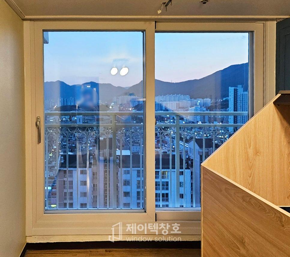 목재 수납장 옆에 설치된 화이트 창호