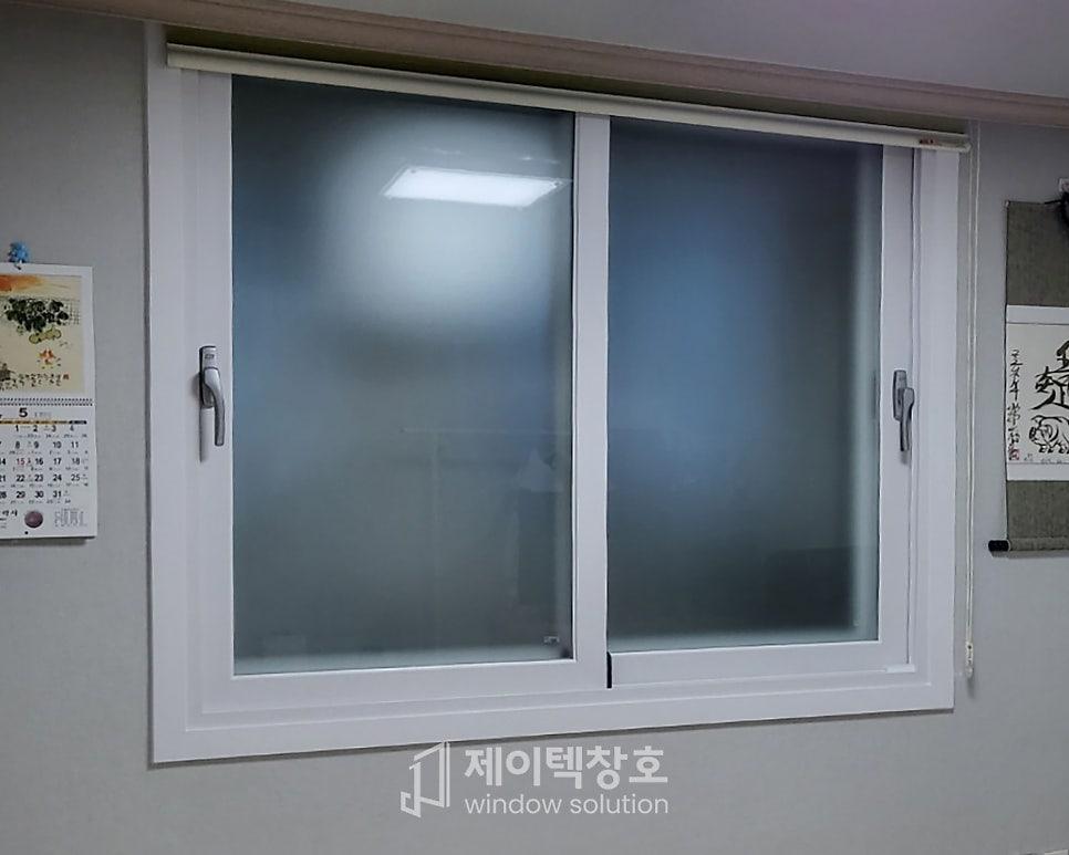 흰색 프레임의 슬라이딩 창호와 벽면의 소품들