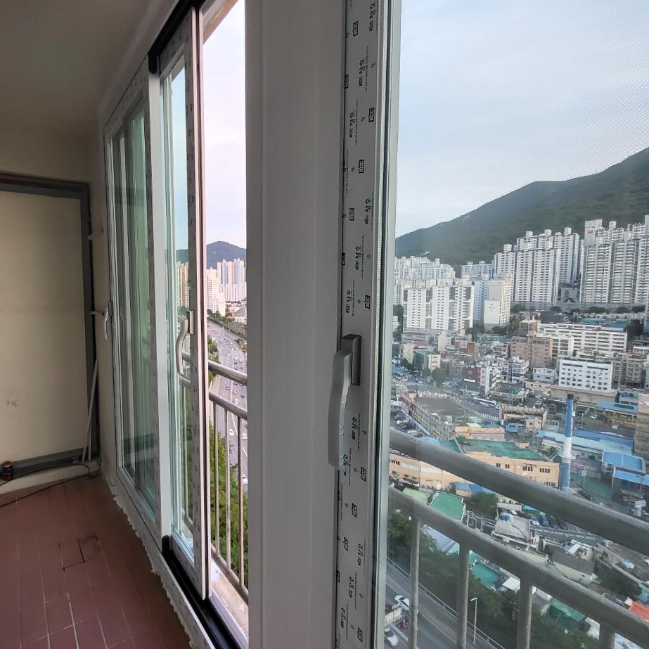 흰색 프레임의 슬라이딩 창호가 설치된 발코니