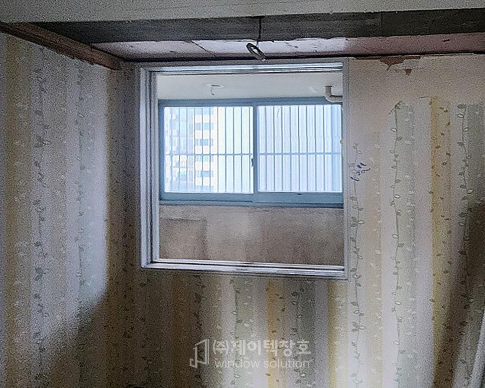 벽지를 걷어내고 새 창호를 맞이하는 순간