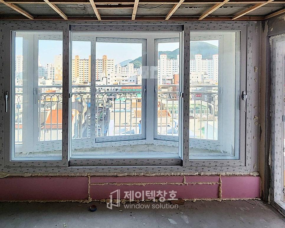 도시 풍경을 담은 창호 프레임 근접 샷