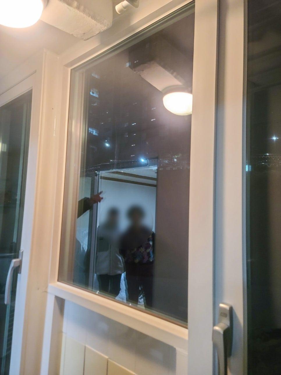 실내 조명이 반사되는 백색 프레임 창문