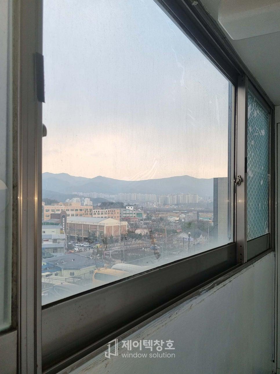 도시 전경을 마주하는 창가 근처의 무드