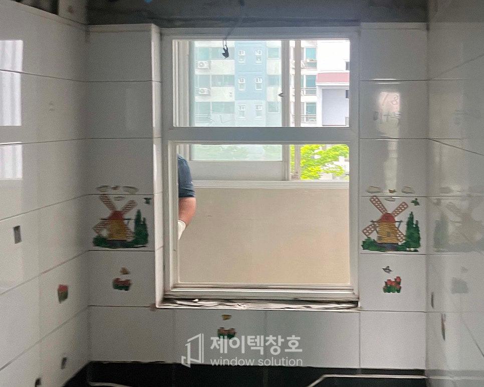 타일 벽과 맞닿은 창문 주변의 작업 모습
