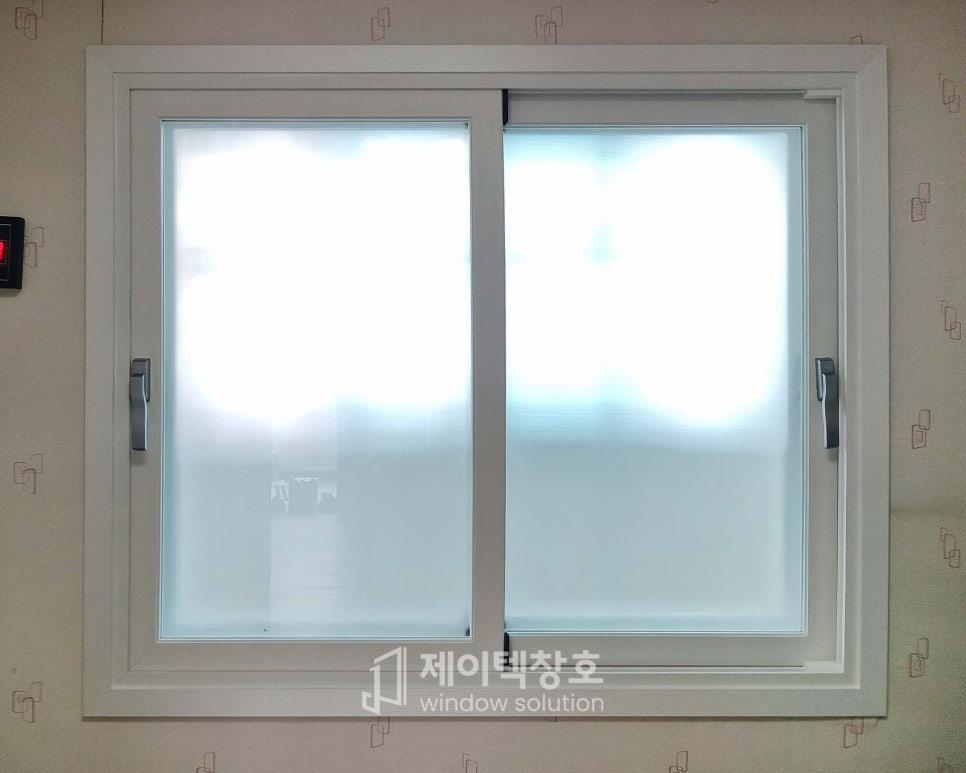 정밀하게 맞물린 안방 창호의 프레임과 유리