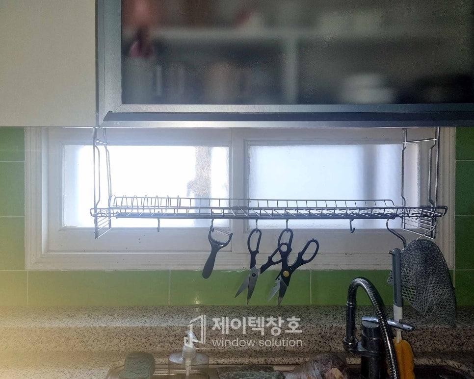 녹색 타일 벽과 금속 선반이 있는 주방 창호 시공 과정