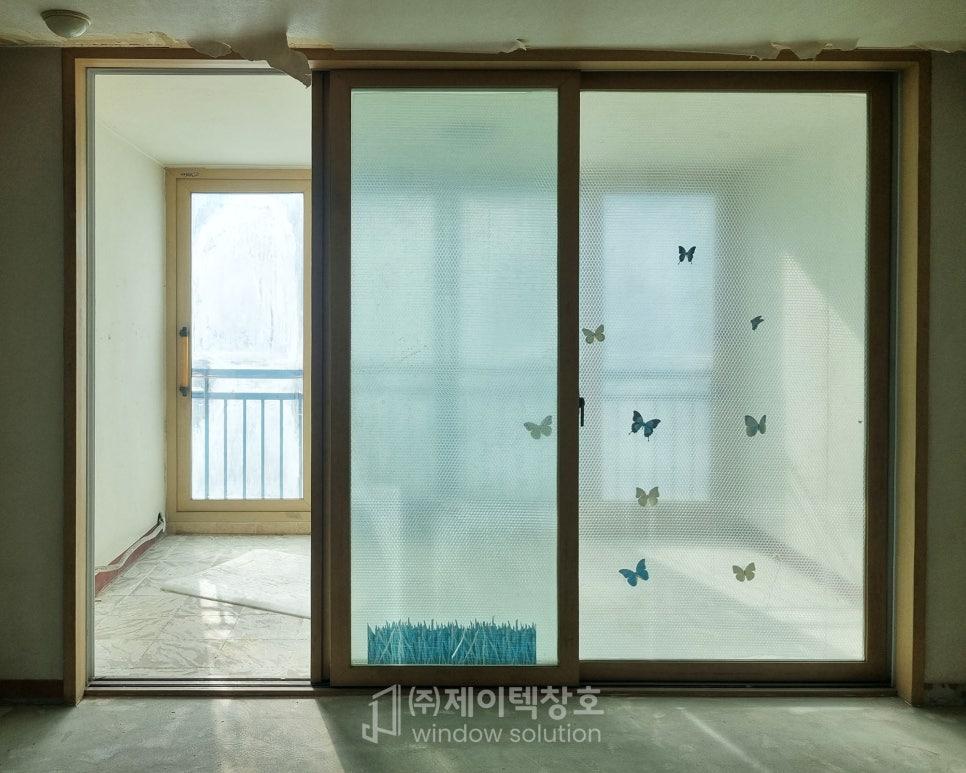 꼼꼼하게 자리를 잡아가는 창호 설치 현장